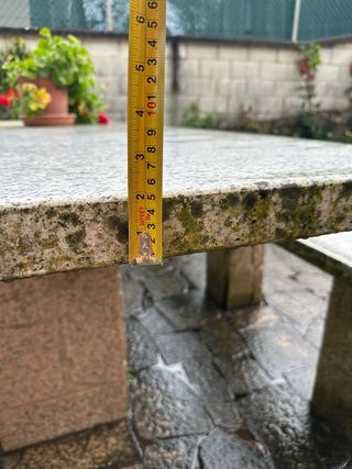 Mesa y 2 bancos de granito mondariz pulido