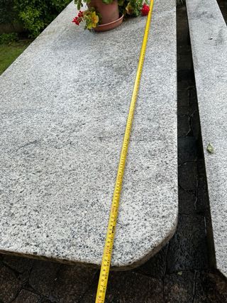 Mesa y 2 bancos de granito mondariz pulido