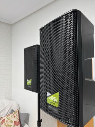 Pareja de Altavoces autoamplificados Con tripode