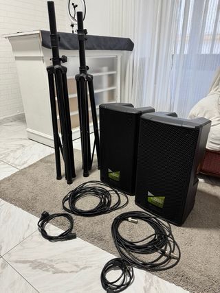 Pareja de Altavoces autoamplificados Con tripode