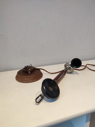 Teléfono de pared antiguo