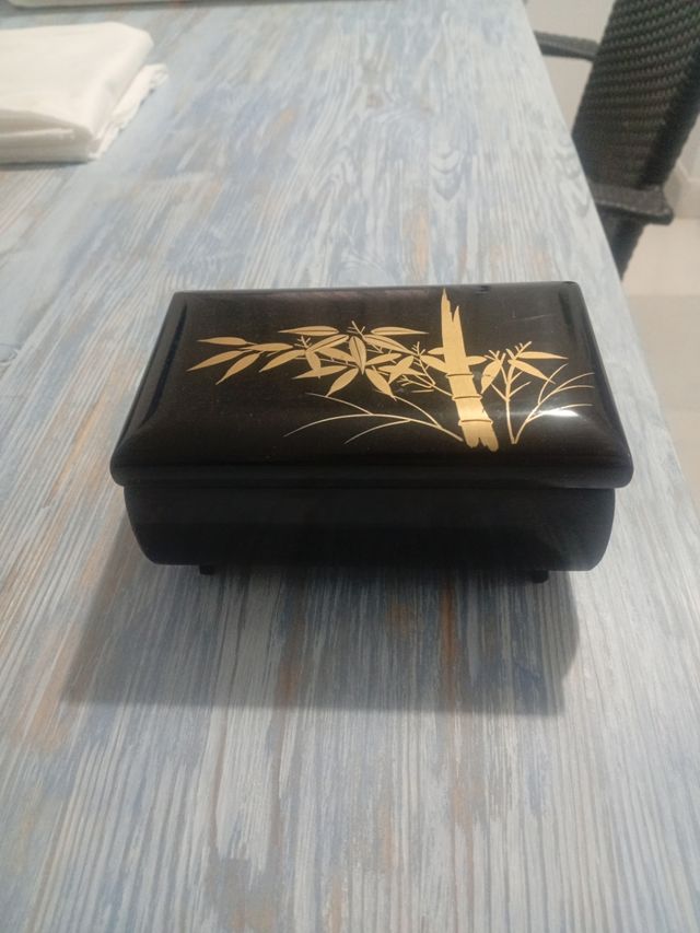 Caja de música japonesa lacada