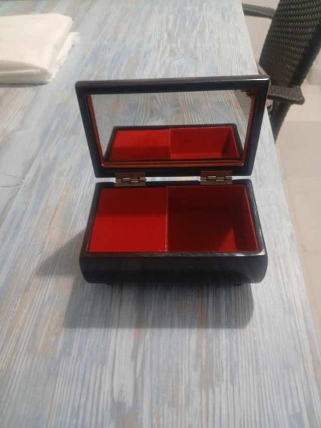 Caja de música japonesa lacada