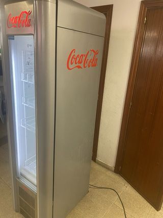 preciosa Nevera bar cocacola