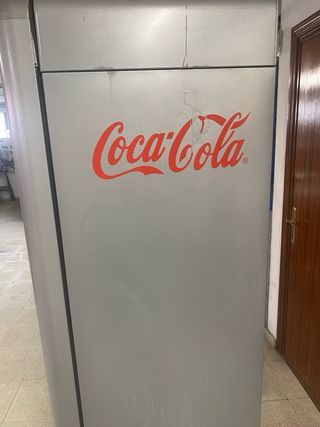 preciosa Nevera bar cocacola