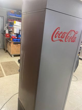 preciosa Nevera bar cocacola