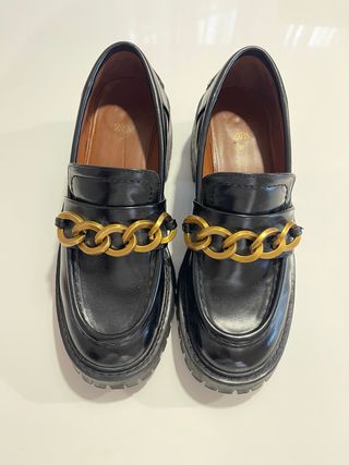 MOCASINES MODERNOS CON CADENA DORADA