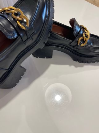 MOCASINES MODERNOS CON CADENA DORADA