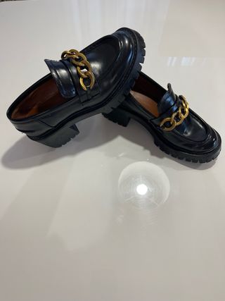 MOCASINES MODERNOS CON CADENA DORADA