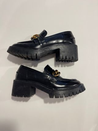 MOCASINES MODERNOS CON CADENA DORADA