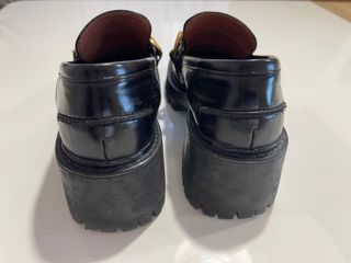 MOCASINES MODERNOS CON CADENA DORADA