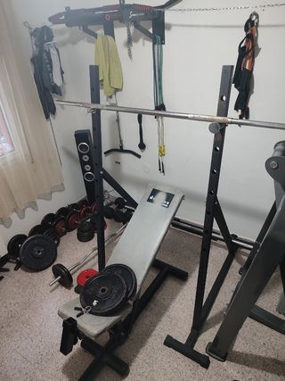 Esercizio in palestra su rack