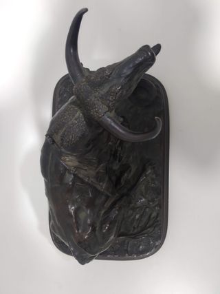 Figura toro moribundo de bronce