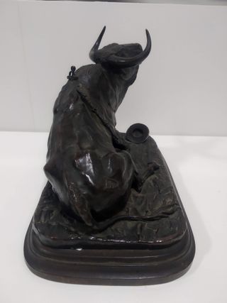 Figura toro moribundo de bronce