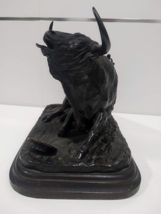 Figura toro moribundo de bronce