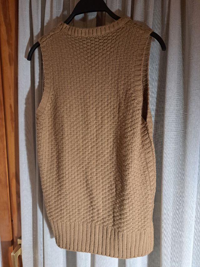 Chaleco de punto color café con leche