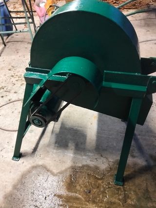Maquina de triturar maíz.
