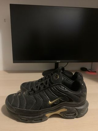 nike tn negras con dorado de segunda mano por 80 EUR en Castro-Urdiales en  WALLAPOP