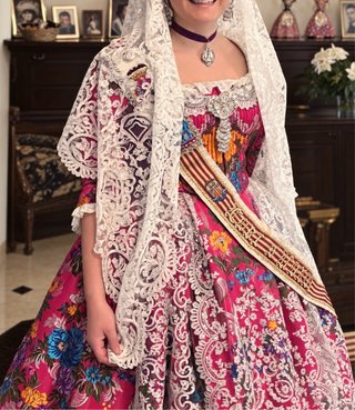 Traje de fallera completo fucsia bordado con mante