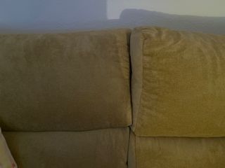 Sofa de dos plazas de terciopelo oro comodo