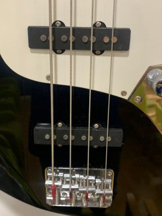 Bajo eléctrico Johnson negro