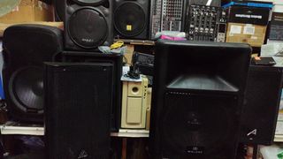 Altavices autoamplificados y mesas