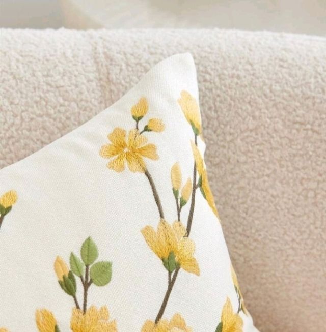 Capa de almofada decorativa bordada. Motivos florais