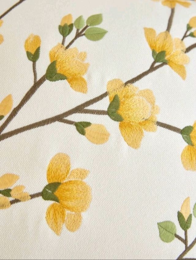 Capa de almofada decorativa bordada. Motivos florais