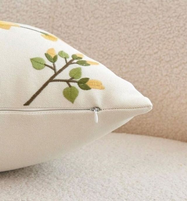 Capa de almofada decorativa bordada. Motivos florais