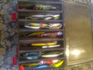 Caña,carrete y muchos señuelos