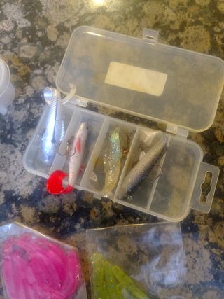 Caña,carrete y muchos señuelos