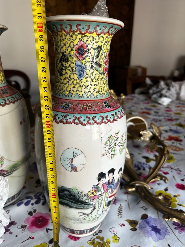 2 Vasi cinesi in porcellana Canton con base legno