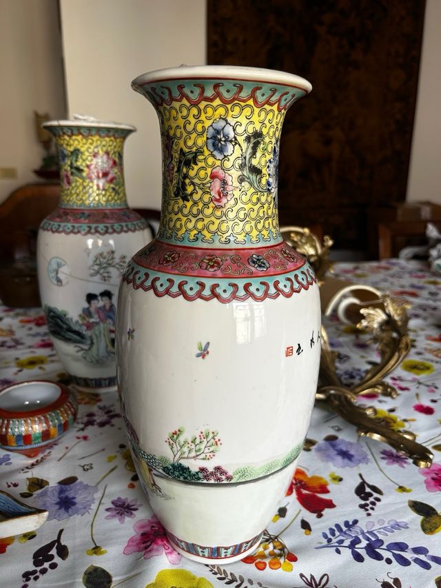 2 Vasi cinesi in porcellana Canton con base legno