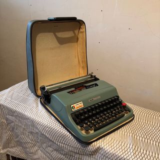 Maquina de escribir olivetti LETTERA 32