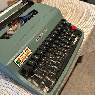 Maquina de escribir olivetti LETTERA 32
