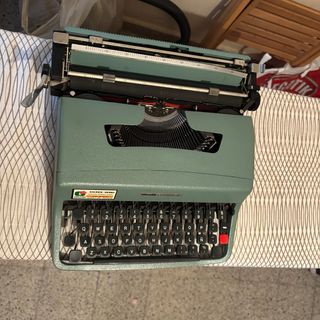Maquina de escribir olivetti LETTERA 32