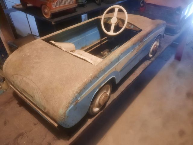 Coche pedales antiguo