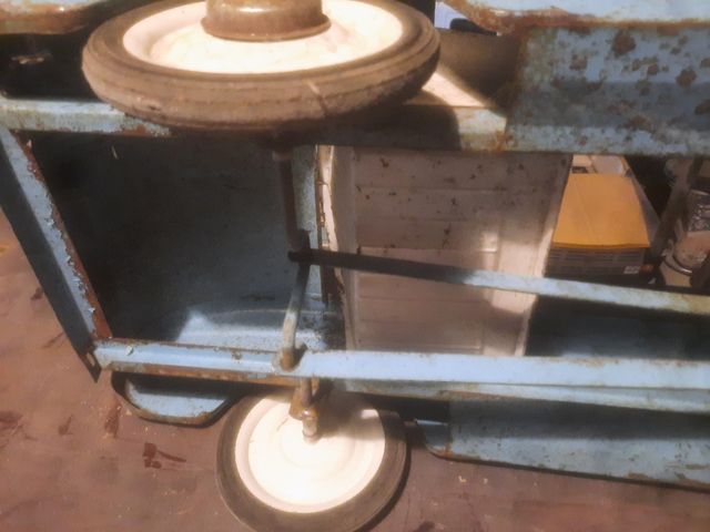 Coche pedales antiguo