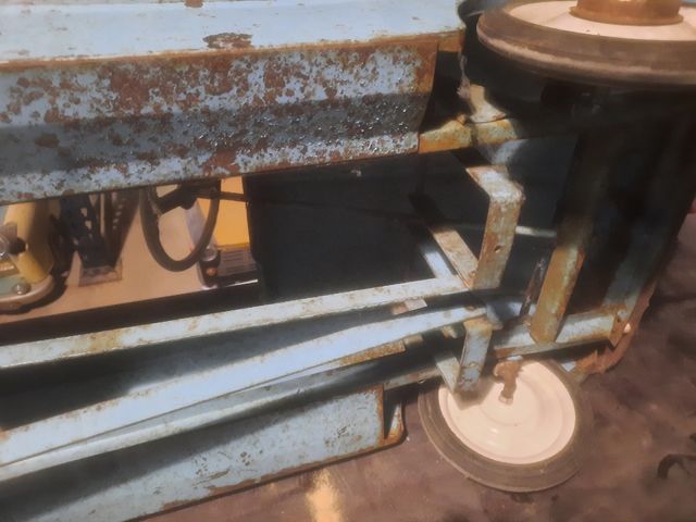 Coche pedales antiguo