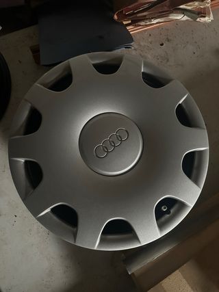 Llanta con tapacubo audi 15”.