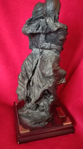 Escultura de dos jóvenes. Didac