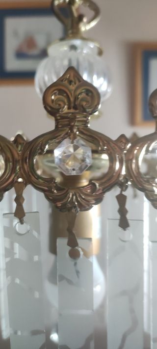 Lámpara dorada y cristal