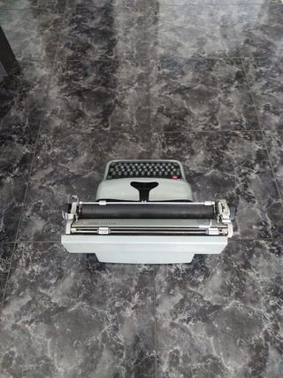 Maquina de escribir hispano olivetti