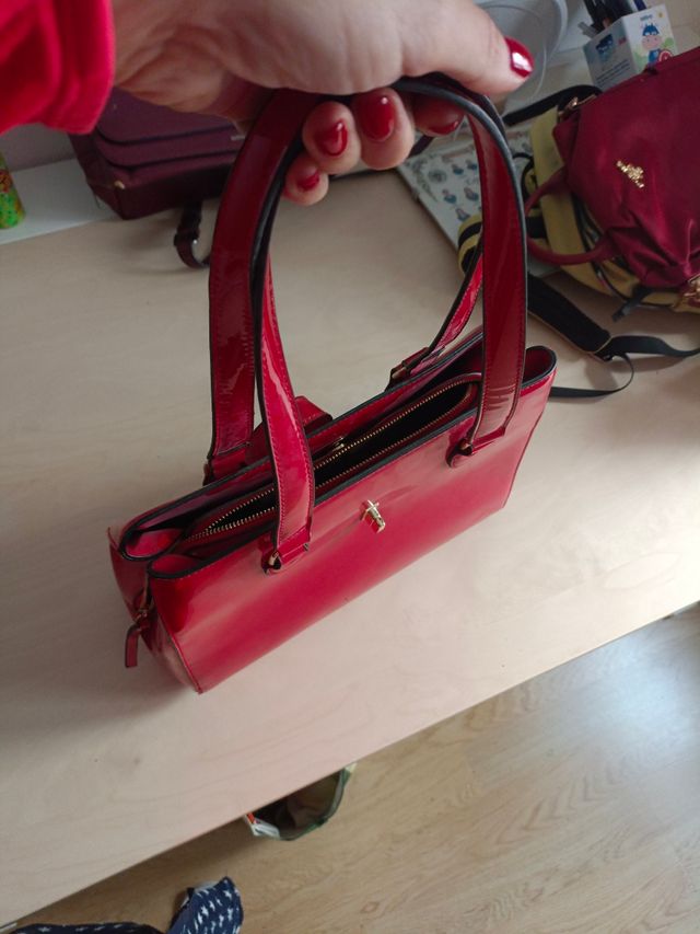 Bolso rojo elegante tipo charol