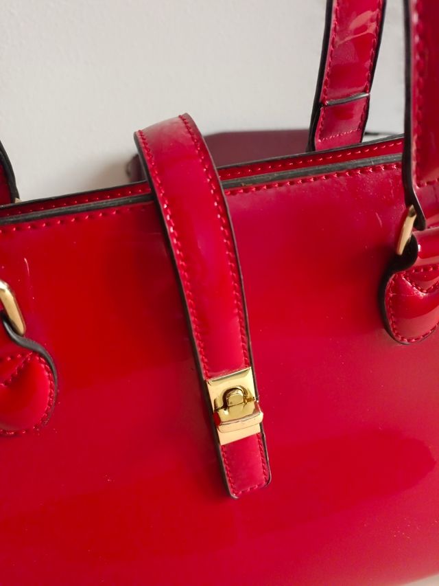 Bolso rojo elegante tipo charol