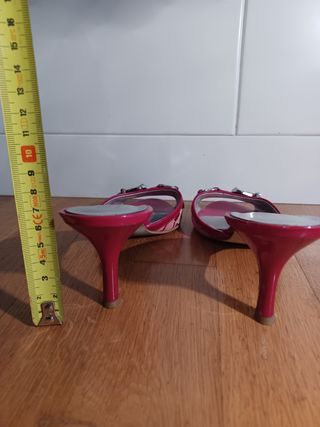 Sandalia mule Guess rojo