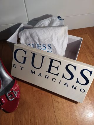 Sandalia mule Guess rojo