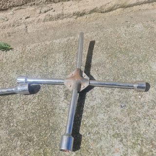 Llave de ruedas coche