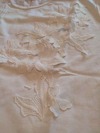 Camiseta blanca algodón aplique bordado