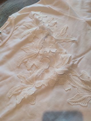 Camiseta blanca algodón aplique bordado
